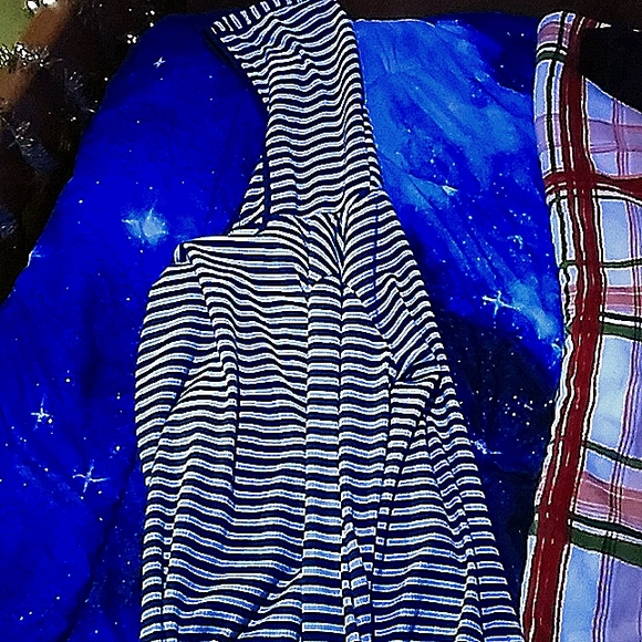 A stirred sweater size 10/12 - Picture 3 of 4